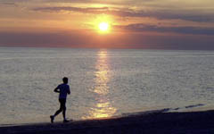 Lauf am Strand im Sonnenuntergang Ferienhaus Lezardiere Norderney