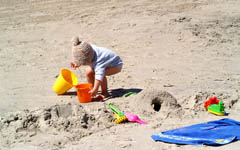 Kind spielt im Sand